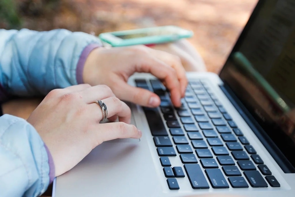 Assistant IA : Gadget à la mode ou levier indispensable ?